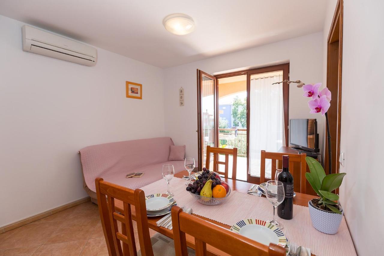 Apartments With A Swimming Pool Novigrad - 7078 Exterior foto